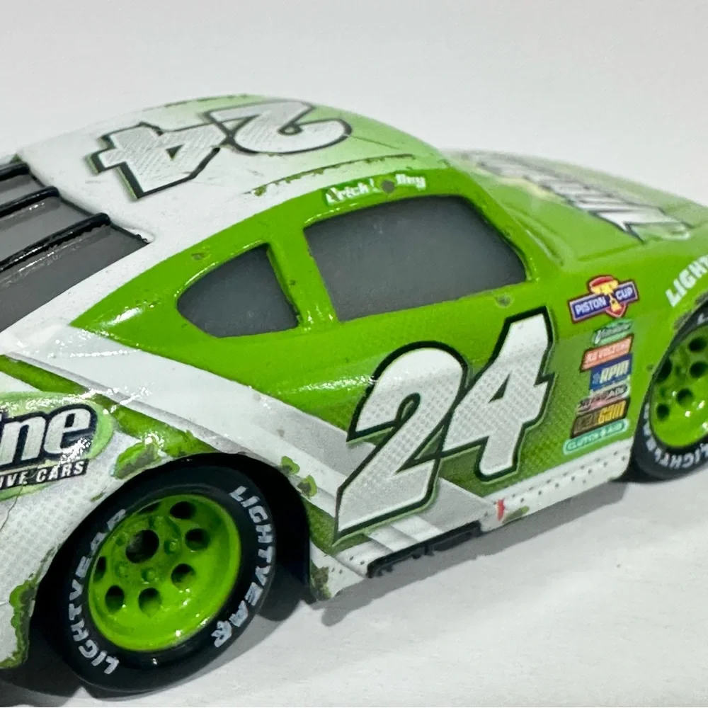 Disney Cars Brick Yardley #24 Vitoline, Aiken Axler #28 Nitroade Die-cast
